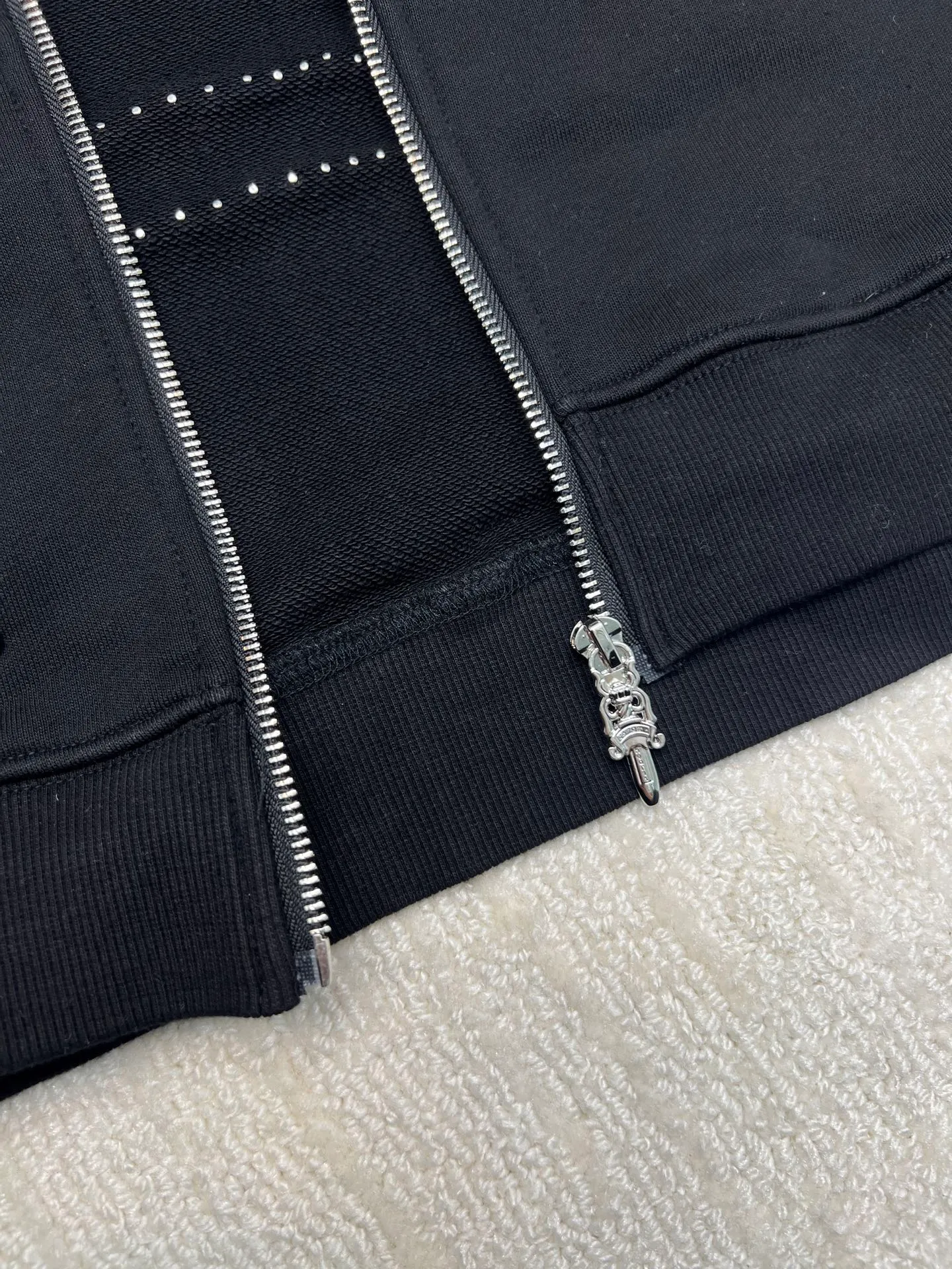 P350 𝗖𝗵𝗿𝗼𝗺𝗲 𝗛𝗲𝗮𝗿𝘁𝘀Cro Heart Pure cotton terry zipper hooded jacket High weight cotton double yarn 380g large terry fabric, fixed and dyed matching ribs, customized full set of accessories, clear letters and perfect restoration without difference. High-end atmosphere, full of class, imported rubber paddle printing graphics and customized bead blasting technology, all wiring is a special machine chain double line.  Size: M L XL XXL
